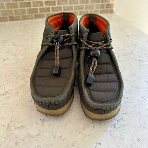 Clark’s Women’s Olive Quilted Wallabees with Orange Accents | Chukka Boots | 5.5